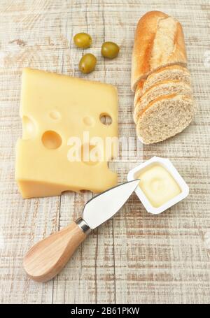 Colazione a base di formaggio, pane e olive. Sulla struttura della scheda. Foto Stock