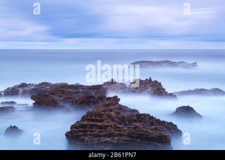 Paesaggio marino di pietre rilievo nelle onde mobili. Foto Stock