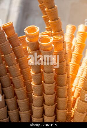 Svuotare Waffle coni gelato nella vista Foto Stock
