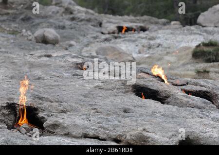 La roccia fiammeggiante (Yanartas ) ad Antalya, Turchia ) è generalmente ritenuta l'antico Monte Chimera. Gli incendi di meraviglia sono stati bruciati per almeno Foto Stock