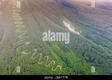 Giappone, Honshu, Tohoku, prefettura di Aomori, veduta aerea della strada di montagna sul Monte Iwaki Foto Stock