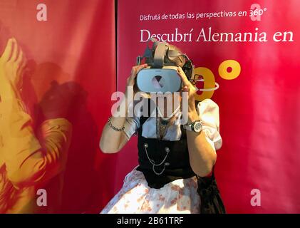 Buenos Aires, Germania. 14th settembre 2019. Una donna in costume tradizionale usa occhiali VR per scoprire la Germania durante un Oktoberfest a Buenos Aires. | utilizzo credito mondiale: DPA/Alamy Live News Foto Stock