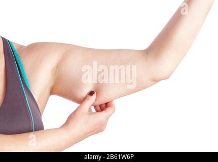 Donna di mezza età che tiene una mano con grasso in eccesso. Su sfondo bianco. Foto Stock