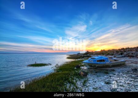 Vecchia barca abbandonata sullo sfondo bella stagione. Foto Stock