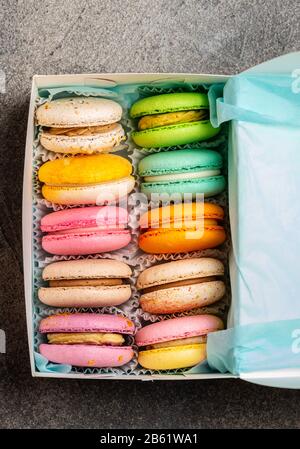 Macaron multicolore con diversi gusti in una confezione regalo Foto Stock