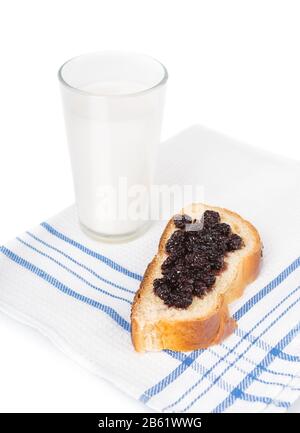 Una deliziosa colazione a base di pane dolce con marmellata e latte. Foto Stock