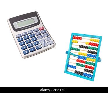Confronto tra calcolatore classico e contemporaneo abaco vintage. Su sfondo bianco. Foto Stock