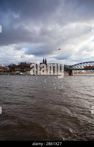 Praga, Repubblica Ceca - 5 febbraio 2020: Vista sul forte Vysehrad nella suggestiva serata, Praga, Repubblica Ceca. Vysehrad è un forte storico situato Foto Stock