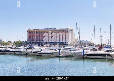 Yacht di lusso nel porto di Vilamoura in Portogallo, vicino all'hotel Tivoli. Foto Stock