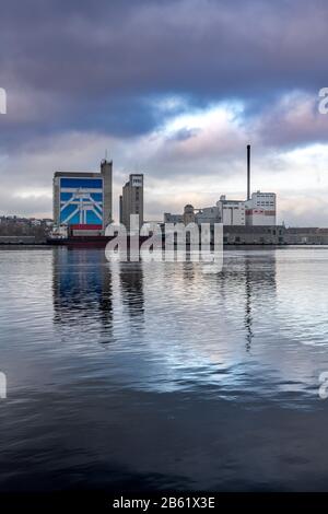 Aree industriali sul lato nord del Limfjord che attraversa il centro di Aalborg, Danimarca. Il murale gigante è di Søren Elgaard. Foto Stock