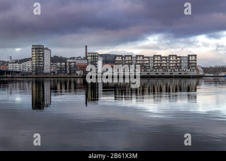 Aree industriali sul lato nord del Limfjord che attraversa il centro di Aalborg, Danimarca. Foto Stock