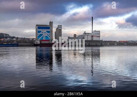 Aree industriali sul lato nord del Limfjord che attraversa il centro di Aalborg, Danimarca. Il murale gigante è di Søren Elgaard. Foto Stock