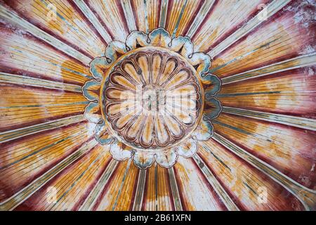 Soffitto colorato all'interno del Tempio delle scimmie indù o tempio Hanuman Ji a Jaipur, Rajasthan, India Foto Stock