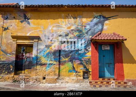 Plaza de la Trinidad è la piazza principale e il luogo d'incontro a Getsemani ed è circondato da molti meravigliosi murales e dall'arte di strada Foto Stock