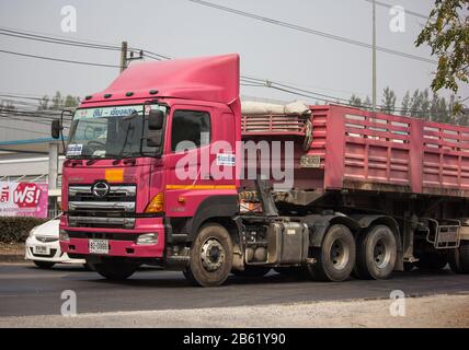 Chiangmai, Thailandia - 18 Febbraio 2020: Camion Di Scarico Del Rimorchio Della Thanachai Company. Sulla strada No.4, a 8 km dalla città di Chiangmai. Foto Stock