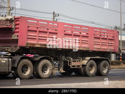 Chiangmai, Thailandia - 18 Febbraio 2020: Camion Di Scarico Del Rimorchio Della Thanachai Company. Sulla strada No.4, a 8 km dalla città di Chiangmai. Foto Stock