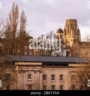 Bristol, Inghilterra, Regno Unito - 26 febbraio 2020: Il sole primaverile cade sulle torri della St George's Hall e del Wills Memorial Building sul Brandon di Bristol Foto Stock