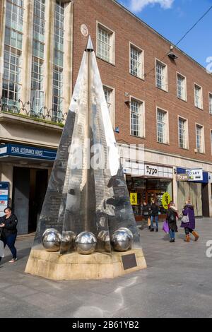 Indovinello scultura di Michael Fairfax, High Street, Exeter centro città, Devon, Inghilterra, Regno Unito Foto Stock