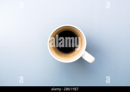 vista dall'alto di una tazza di caffè bianca vuota su sfondo grigio Foto Stock