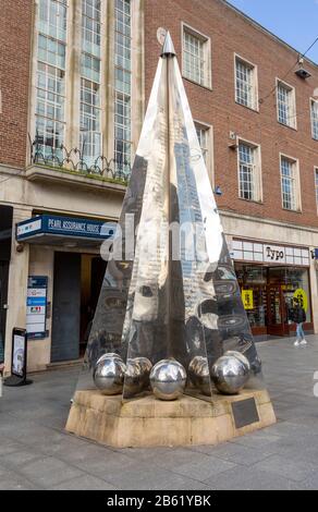 Indovinello scultura di Michael Fairfax, High Street, Exeter centro città, Devon, Inghilterra, Regno Unito Foto Stock