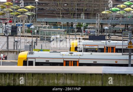 Londra, Inghilterra, Regno Unito - 17 gennaio 2020: Un paio di treni per pendolari fuori terra di Londra si trovano alla stazione di Stratford nella zona est di Londra. Foto Stock