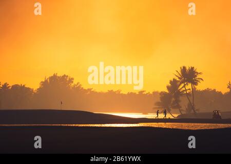 Il campo da golf di isola tropicale Foto Stock