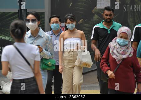Kuala Lumpur, Malesia. 9th Mar, 2020. Le persone che indossano maschere camminano su una strada a Kuala Lumpur, Malesia, 9 marzo 2020. La Malaysia ha annunciato lunedì 18 nuovi casi di COVID-19, portando il numero totale di casi a 117. Credit: Chong Voon Chung/Xinhua/Alamy Live News Foto Stock