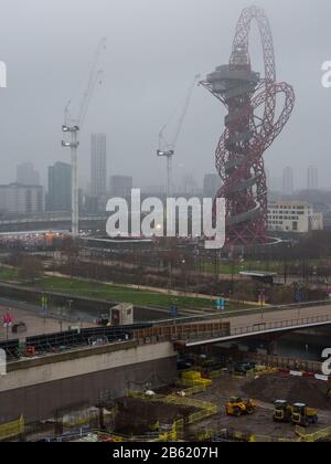 Londra, Inghilterra, Regno Unito - 31 dicembre 2019: La torre ArcelorMittal Orbit è avvolta nella nebbia in una giornata nebbiosa nell'Olympic Park di Londra Foto Stock