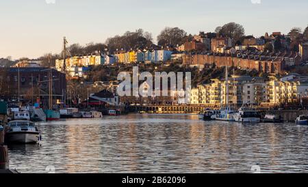 Bristol, Inghilterra, Regno Unito - 29 dicembre 2019: Il sole invernale splende sui quartieri di Clifton vale e Hotwells di Bristol, accanto alla storica Floating H. Foto Stock