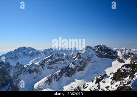 HighTatra montagne in inverno. Vista dal picco Lomnicky Foto Stock