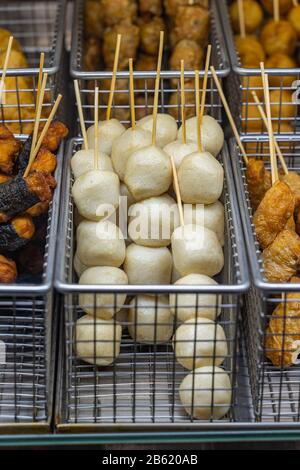 Spiedini assortiti di palla di pesce a Hong Kong Street food mercato Foto Stock