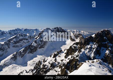 HighTatra montagne in inverno. Vista dal picco Lomnicky Foto Stock