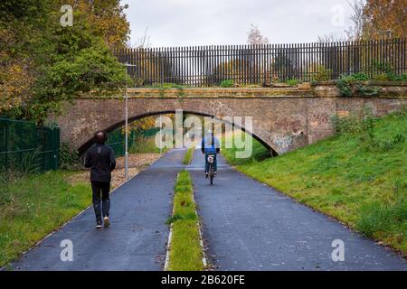 Londra, Inghilterra, Regno Unito - 17 novembre 2019: Ciclisti, escursionisti e jogging utilizzavano un nuovo percorso ferroviario e un parco tra New Maldon e Raynes Park a sou Foto Stock