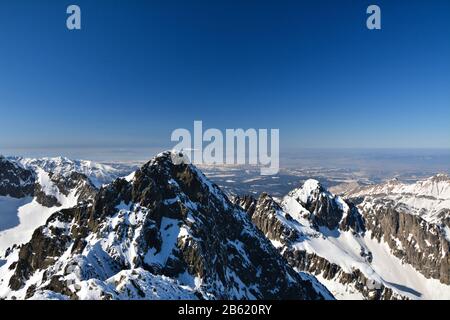 HighTatra montagne in inverno. Vista dall'alto dal picco Lomnicky Foto Stock