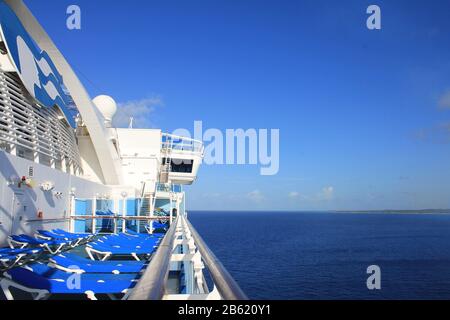 Eleuthera, BAHAMAS - 9 FEBBRAIO 2014 : la nave Crown Princess arriva alla Principessa Cays. Crown Princess è una nave da crociera di grande classe di proprietà della Principessa Cr Foto Stock