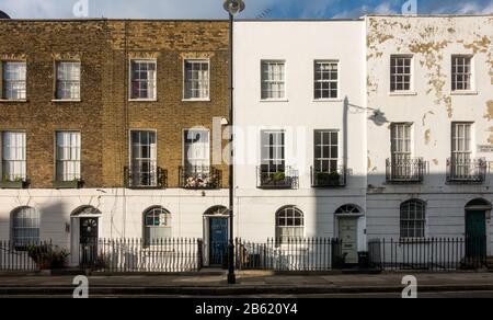 Londra, Inghilterra, Regno Unito - 13 settembre 2017: Sun brilla sulle case cittadine a schiera tradizionali nel quartiere Barnsbury di Islington, Londra nord. Foto Stock