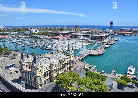 Barcellona, SPAGNA - 10 AGOSTO 2015 : Vista dall'alto sul porto turistico di Barcellona e sulla Rambla del Mar. Foto Stock