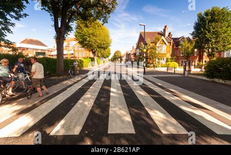 Hove, Inghilterra, Regno Unito - 18 agosto 2012: Un incrocio di zebra ultra-largo accompagna nuove piste ciclabili come parte di uno schema per trasformare Old Shoreham Road in H. Foto Stock