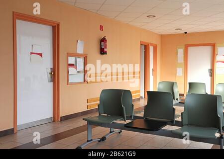 Sala d'attesa nel corridoio dell'ospedale Foto Stock
