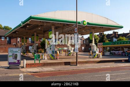 Londra, Inghilterra, Regno Unito - 31 luglio 2010: Un cartello su una stazione di benzina BP a Woolwich, Londra sud-orientale, annuncia che è stata chiusa in una protesta Foto Stock