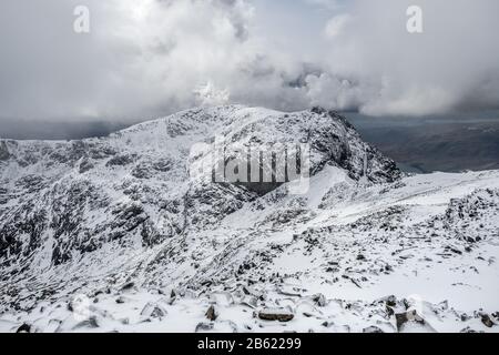 Scafell visto da Scafell Pike nella neve d'inverno, Lake District National Park, Cumbria Foto Stock