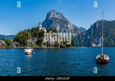 Vista sul villaggio di Traunkirchen sul Traunsee a Salzkammergut, Austria Foto Stock