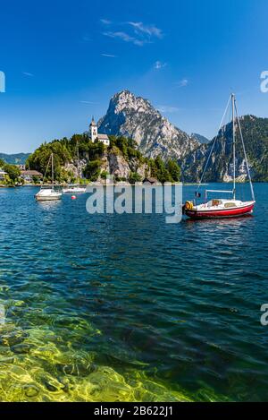 Vista sul villaggio di Traunkirchen sul Traunsee a Salzkammergut, Austria Foto Stock