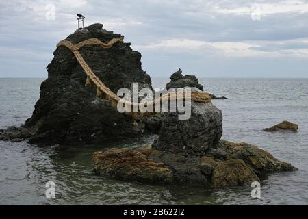 Vicino alle famose rocce gemelle di Meoto Iwa in Ise Japan Foto Stock