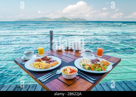 Colazione sulla spiaggia a bordo piscina con vista sull'oceano di la Digeu Seychelles Foto Stock