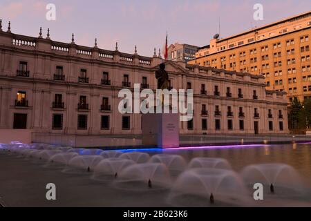 Il Palazzo Moneda Di Notte, Regione Metropolitana, Città Di Santiago, Cile Foto Stock