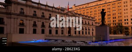 Il Palazzo Moneda Di Notte, Regione Metropolitana, Città Di Santiago, Cile Foto Stock