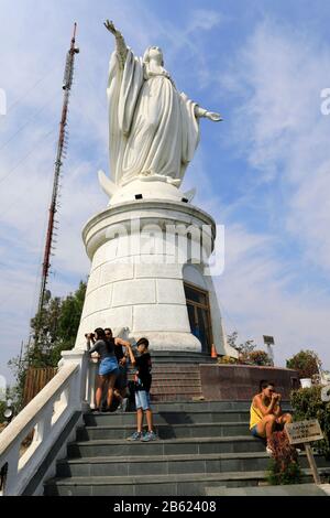 Statua della Vergine Maria sulla cima del Cerro San Cristóbal, Santiago città, Cile Foto Stock