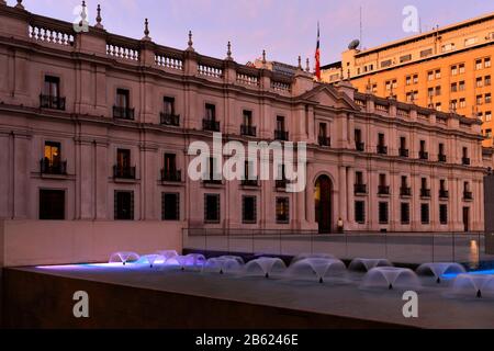 Il Palazzo Moneda Di Notte, Regione Metropolitana, Città Di Santiago, Cile Foto Stock