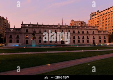 Il Palazzo Moneda Di Notte, Regione Metropolitana, Città Di Santiago, Cile Foto Stock